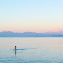 SUP(スタンドアップパドルボード)とは何？SUPの魅力、遊び方について解説！【初心者向け】