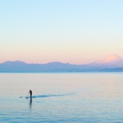 SUP(スタンドアップパドルボード)とは何？SUPの魅力、遊び方について解説！【初心者向け】